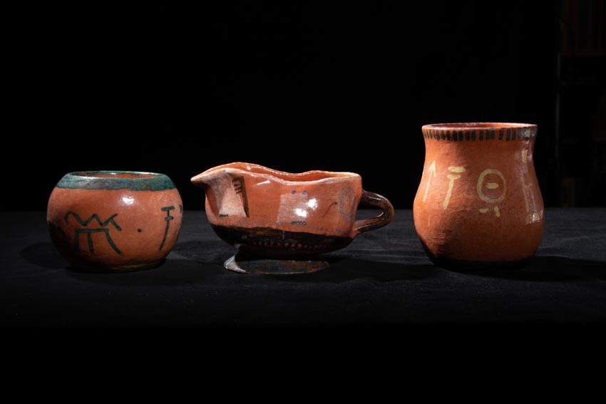 Angelo Di Mario, scultura, vasi con segni arcaici, 1993, ceramica colorata, da sinistra 1°) 10,5x14; 2°) 11x22; 3°) 15x12,5