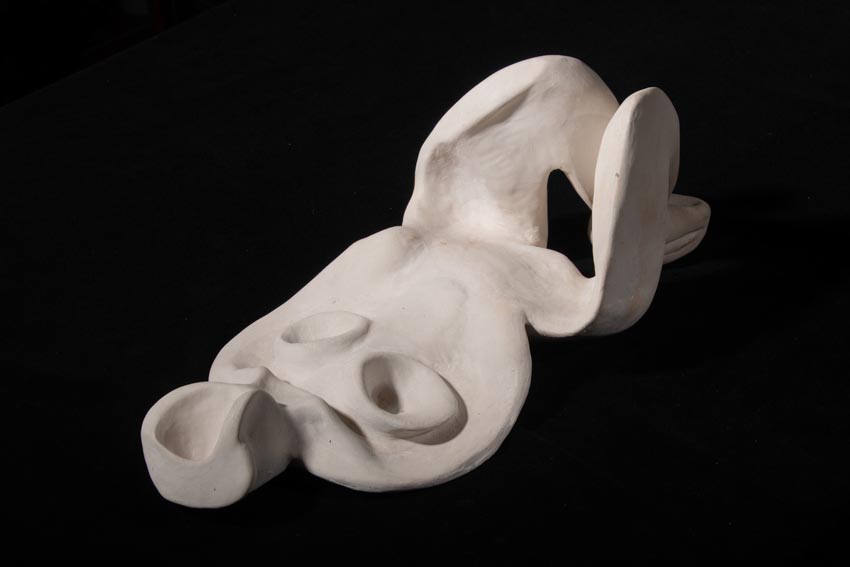 Angelo Di Mario, scultura, donna, 1990, creta bianca, 14x18x40